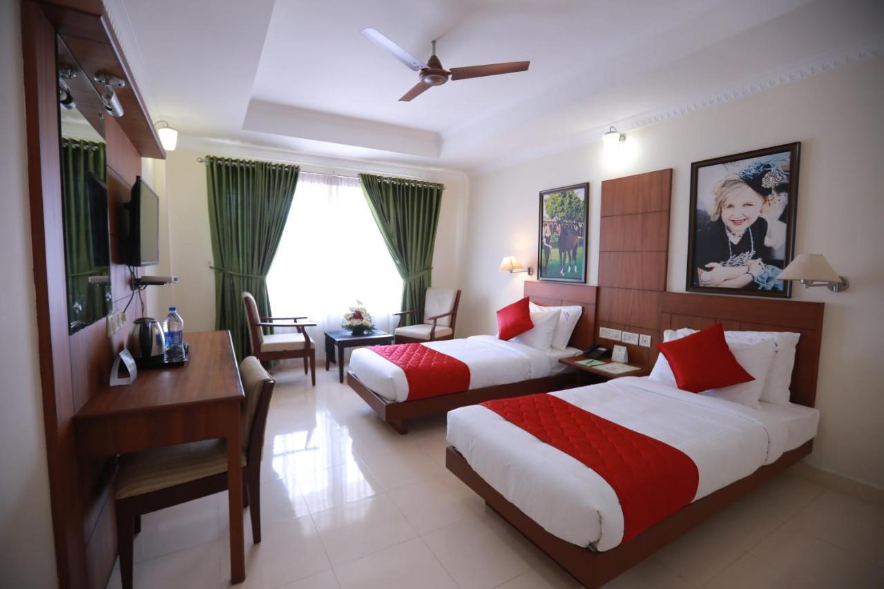 Hotel Peninsula Thrissur Exterior foto