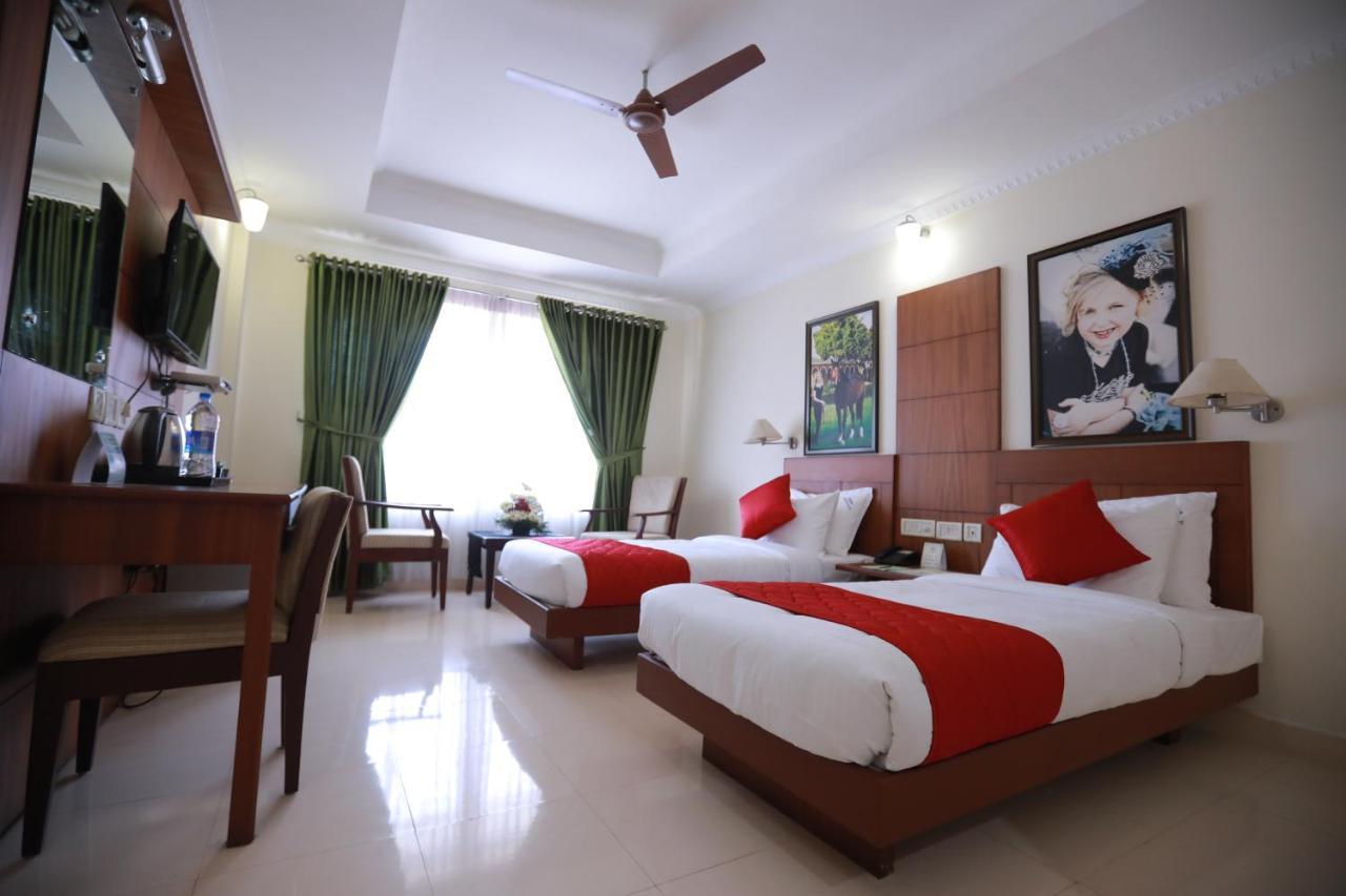 Hotel Peninsula Thrissur Exterior foto