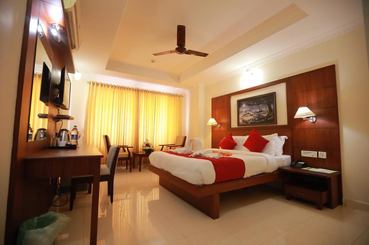 Hotel Peninsula Thrissur Exterior foto
